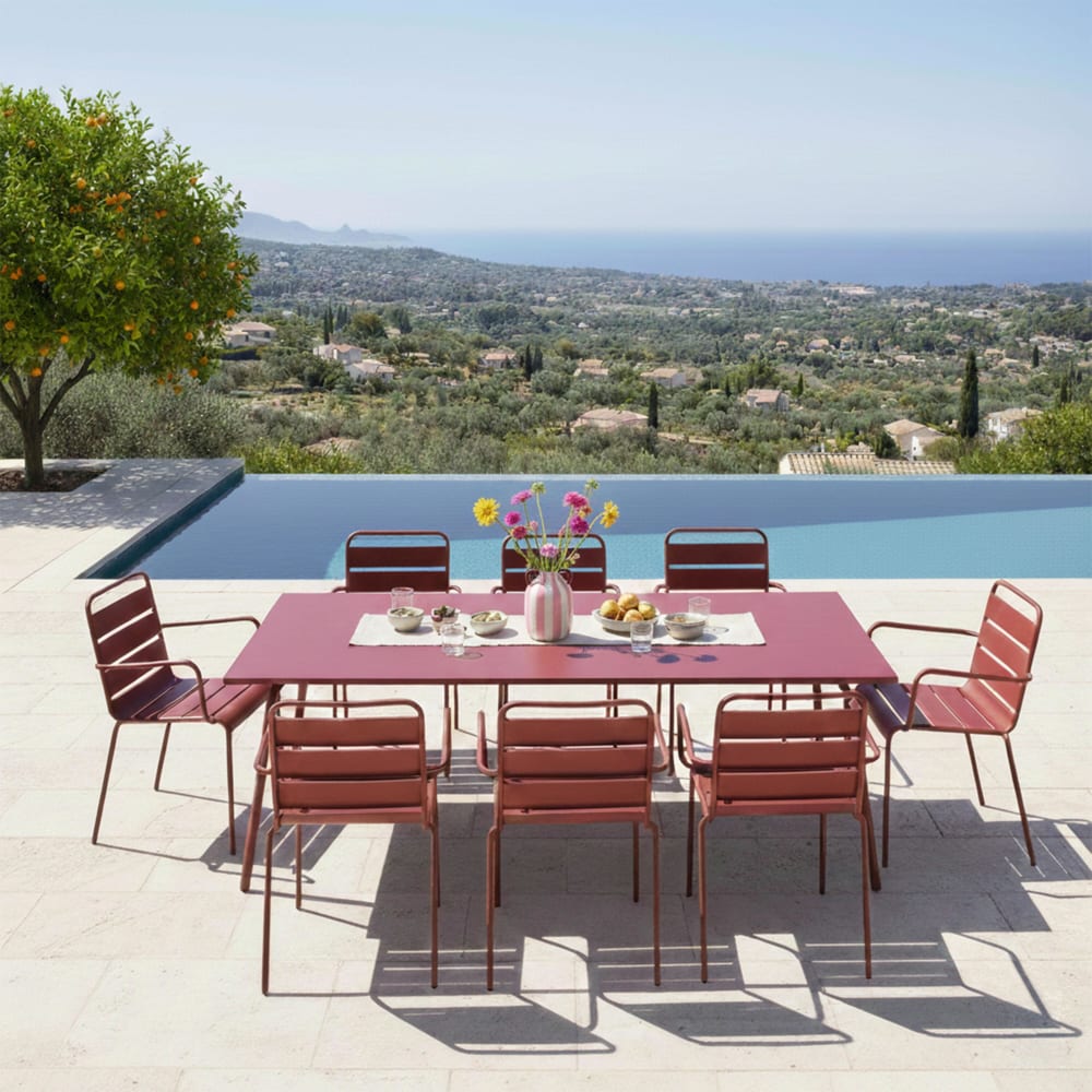 Ensemble table de jardin et 8 fauteuils en métal pourpre