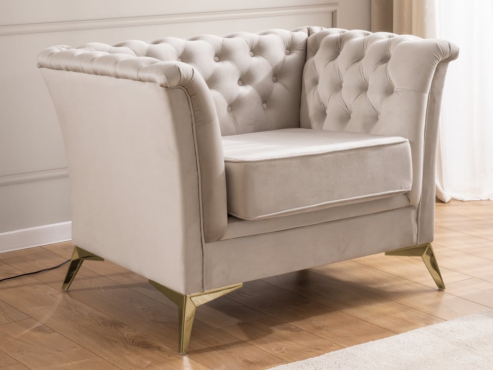 Chesterfield Sessel aus beigem Samt mit goldenen Füßen - Maisons