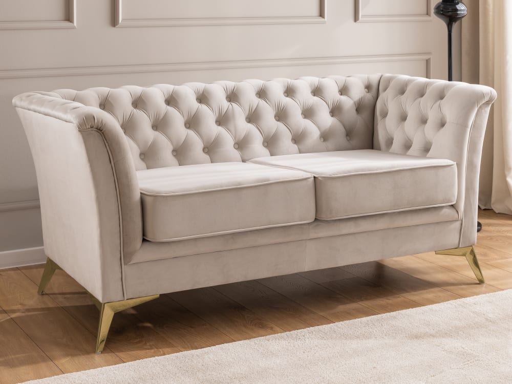 Chesterfield 2-Sitzer Sofa aus beigem Samt mit goldenen Füßen -