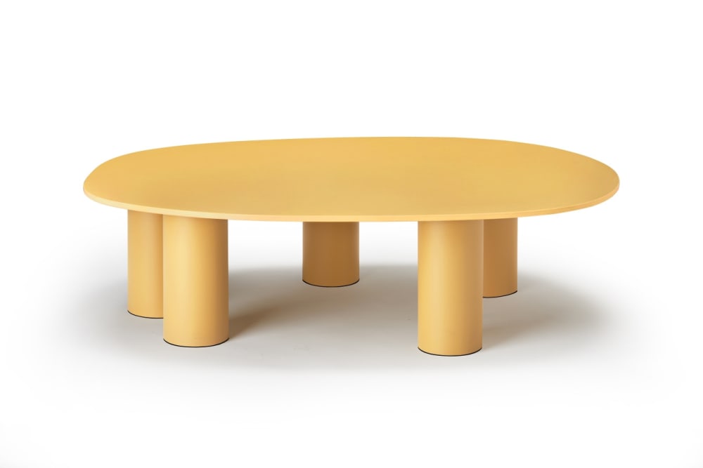 Table basse design en métal jaune