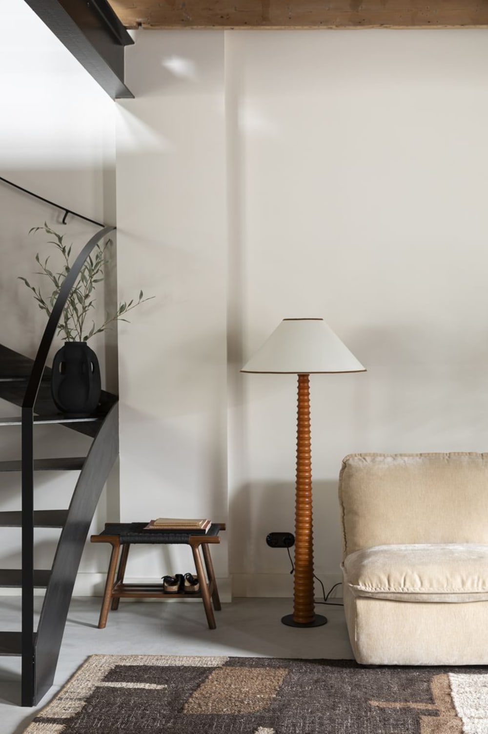 Lampadaire design en bois marron — vue 3
