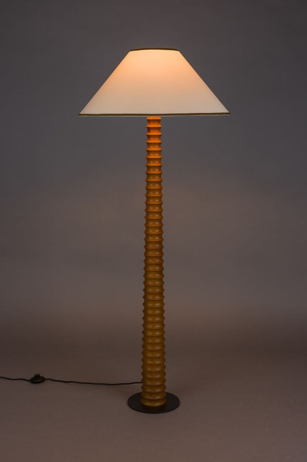 Lampadaire design en bois marron — vue 4