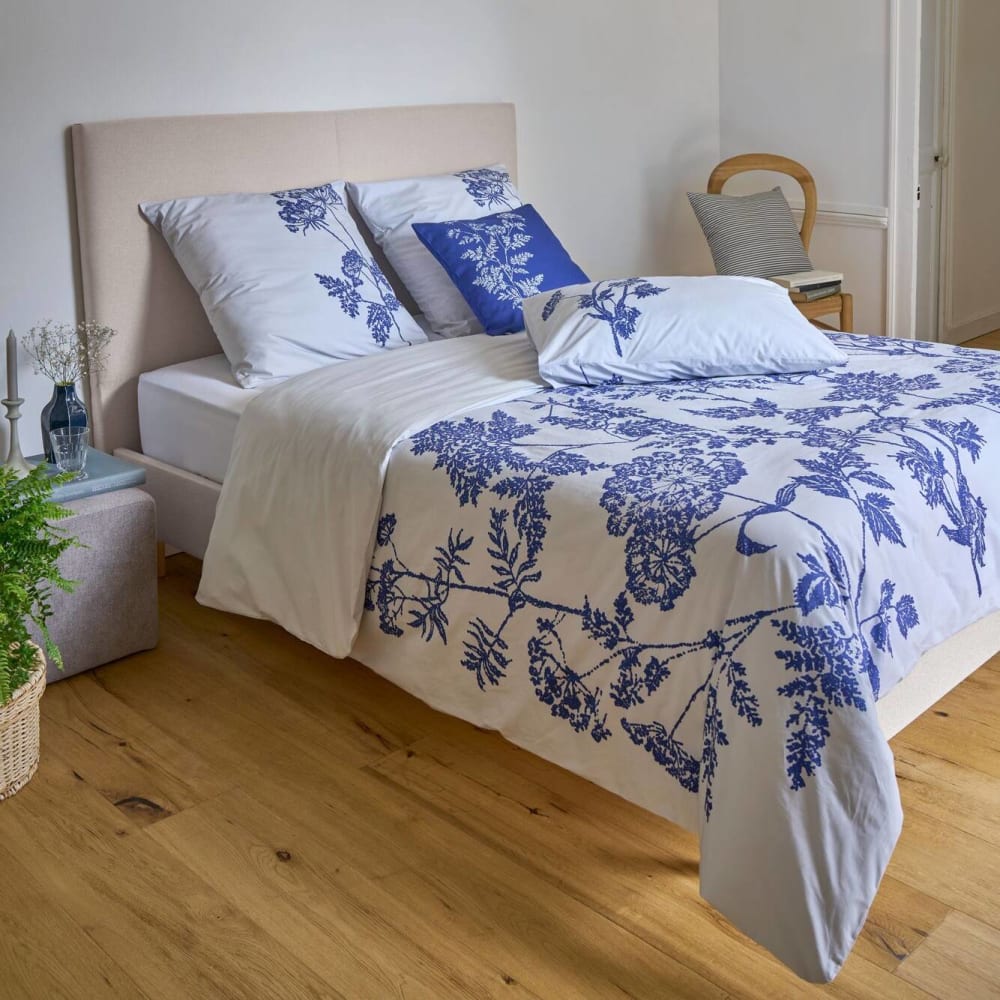 Lit en bois et en tissus beige 160 x 200 cm