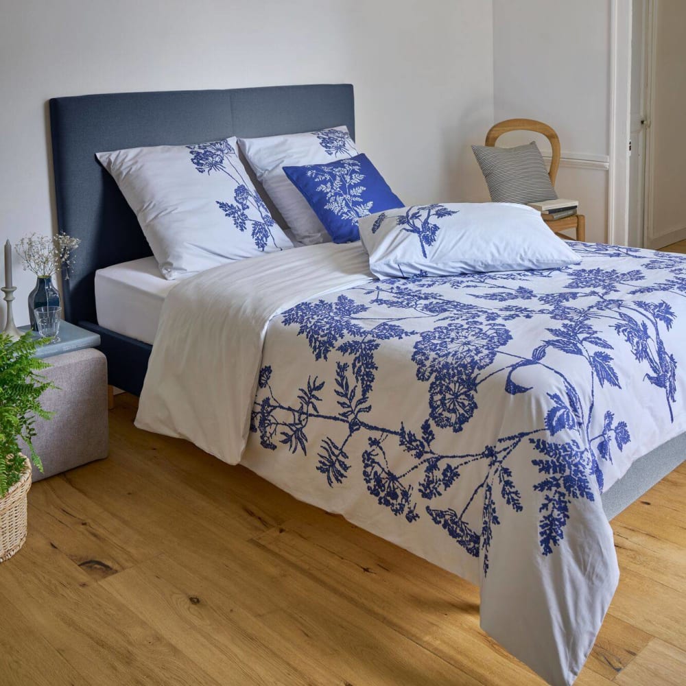 Lit en bois et en tissus bleu 140 x 190 cm