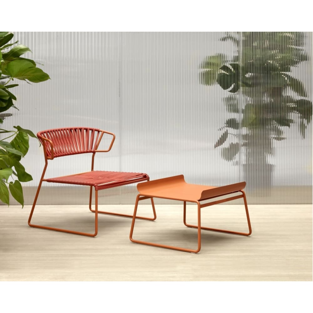 Table basse design en métal terracotta