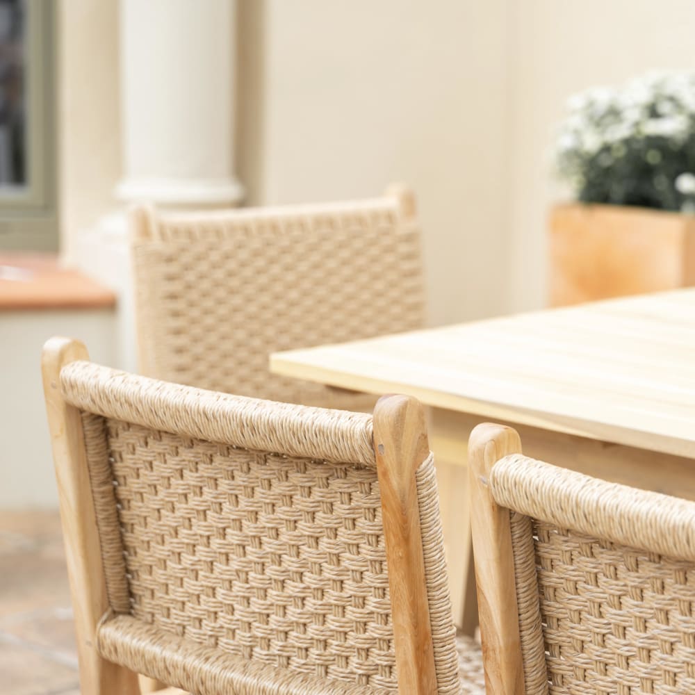 2er Set Gartenstühle mit Armlehnen aus Teakholz und Rattan -