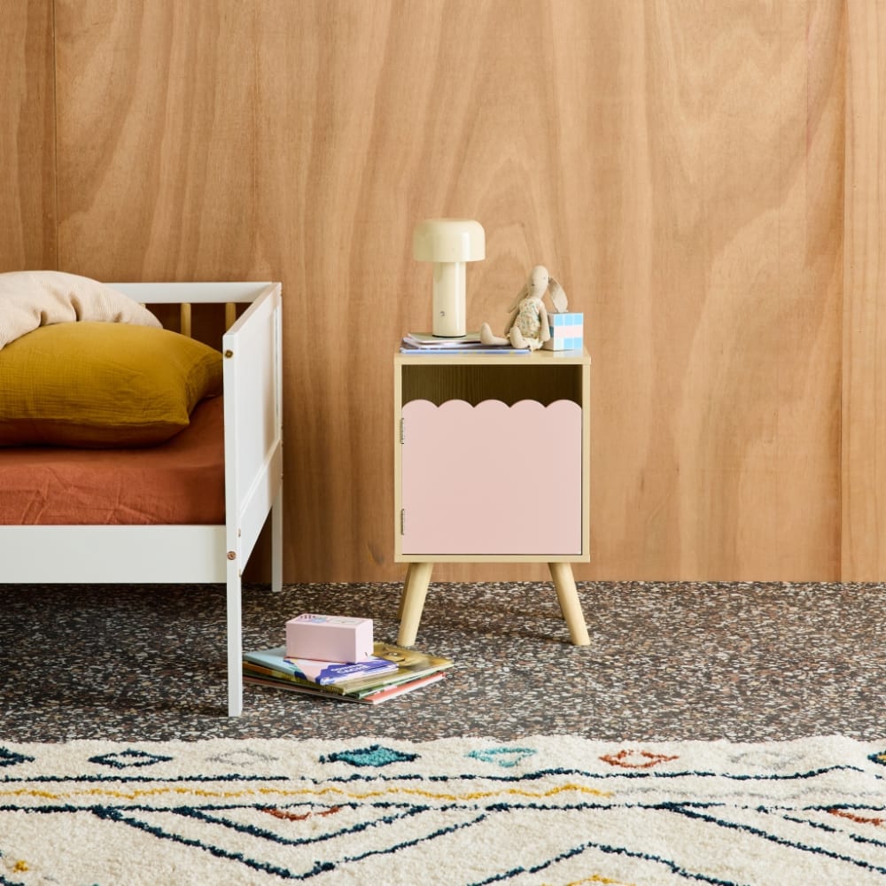 sweeek Kinder-Nachttisch mit 1 Tür und Holzdekor rosa style modern Spanplatte Baby