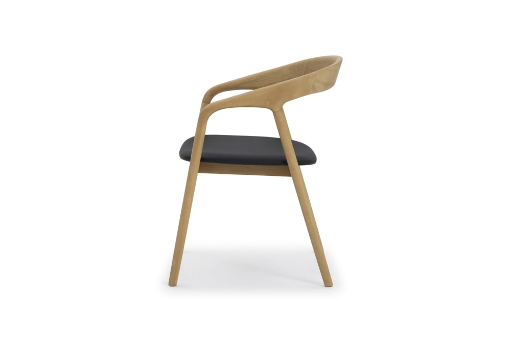 Chaise avec accoudoirs en chêne massif, assise noire