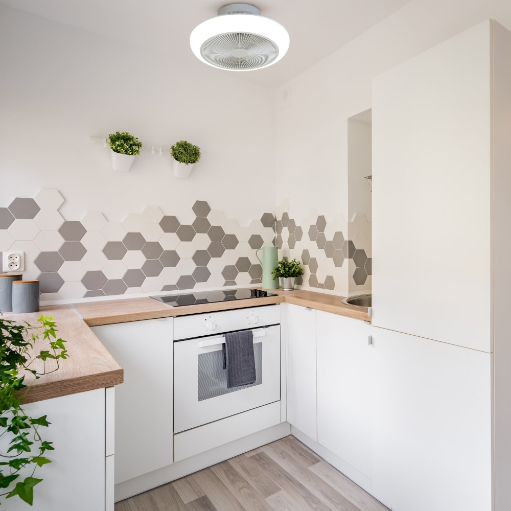 Ventilateur de plafond blanc avec lumière LED type plafonnier — vue 3