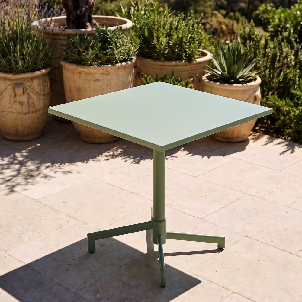 Quadratischer Bistro-Gartentisch mit salbeigrüner Klappplatte -