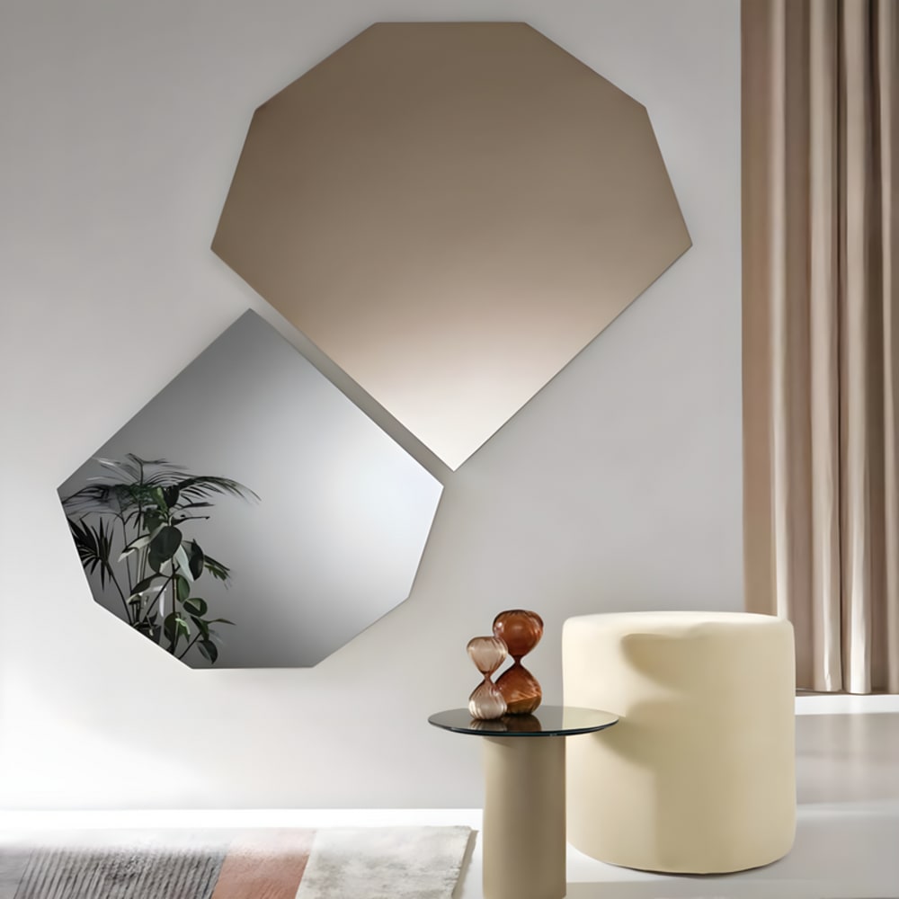 Miroir en bronze de forme 150 x 140 cm (h)