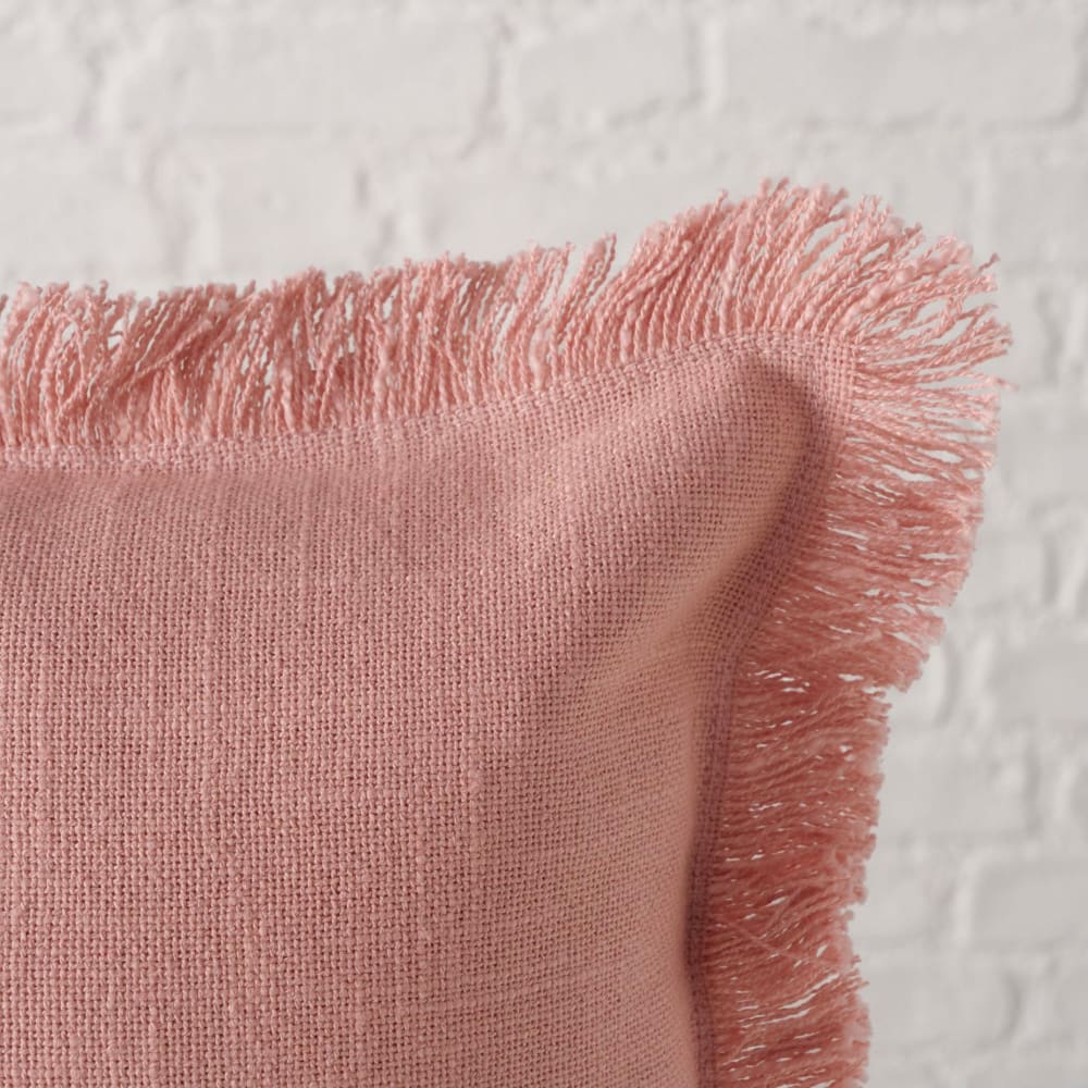 Coussin carré coton rose avec frange 45x45x10cm — vue 4