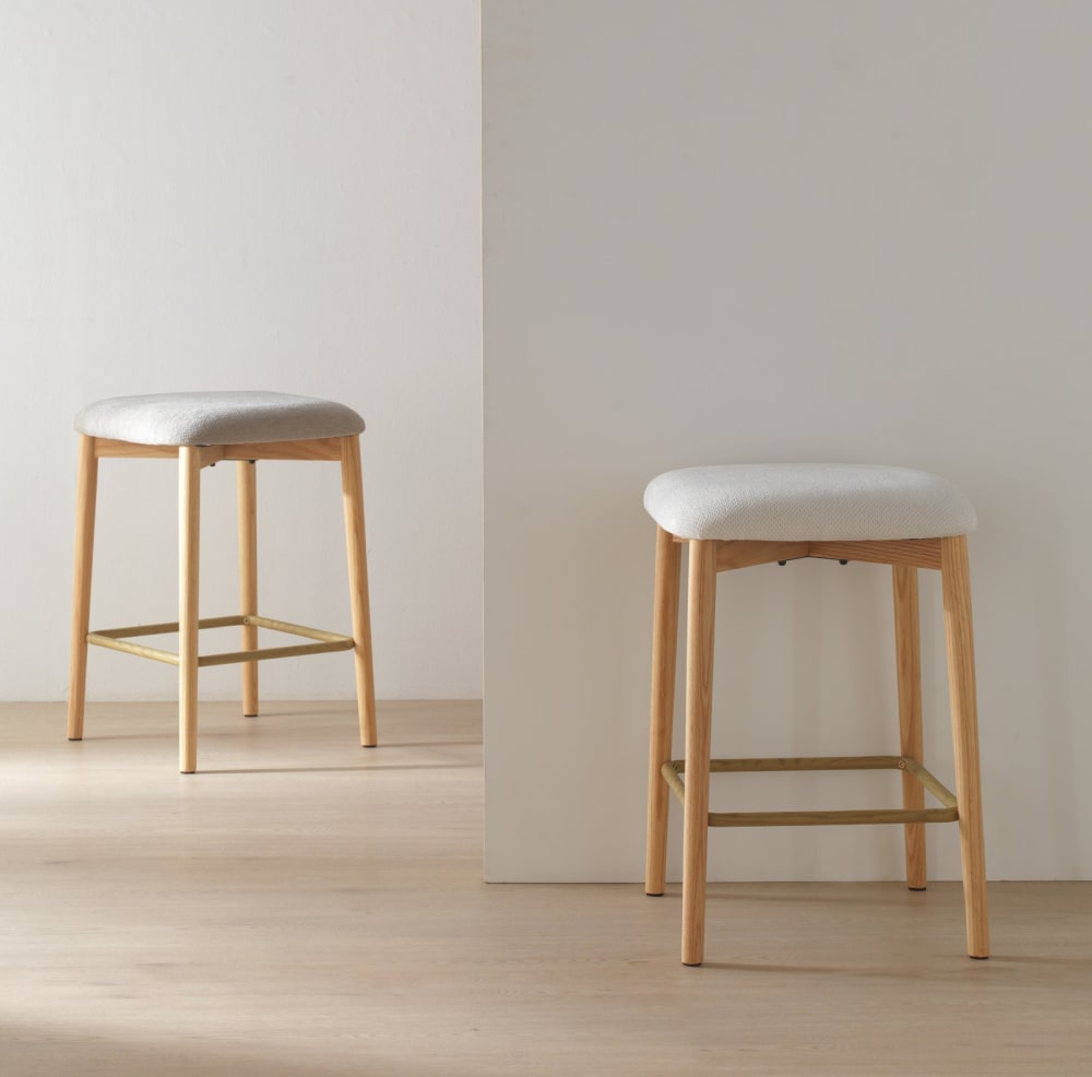 Lot de 2 tabourets en bois de chêne tapissés en beige