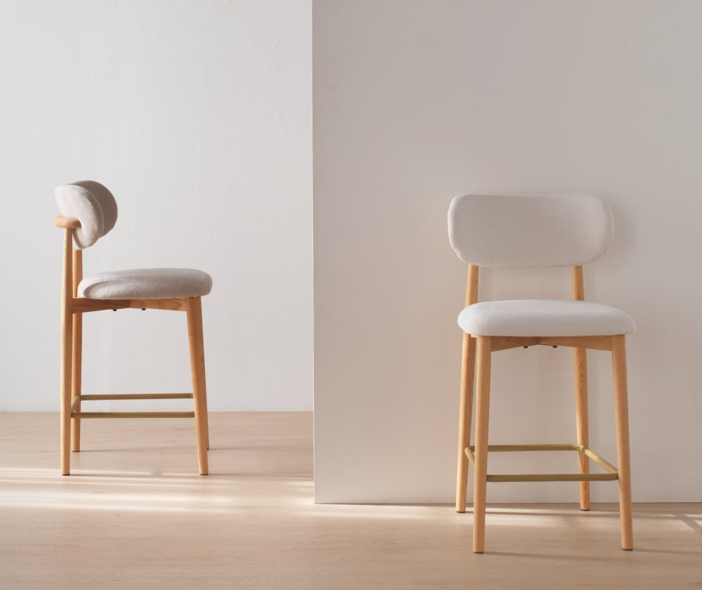 2er-set hocker mit rückenlehne aus  eichenholz mit weissem bezug