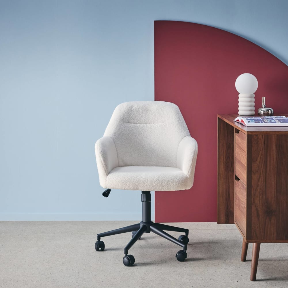 Chaise de bureau à roulettes ajustable métal et bouclette blanche