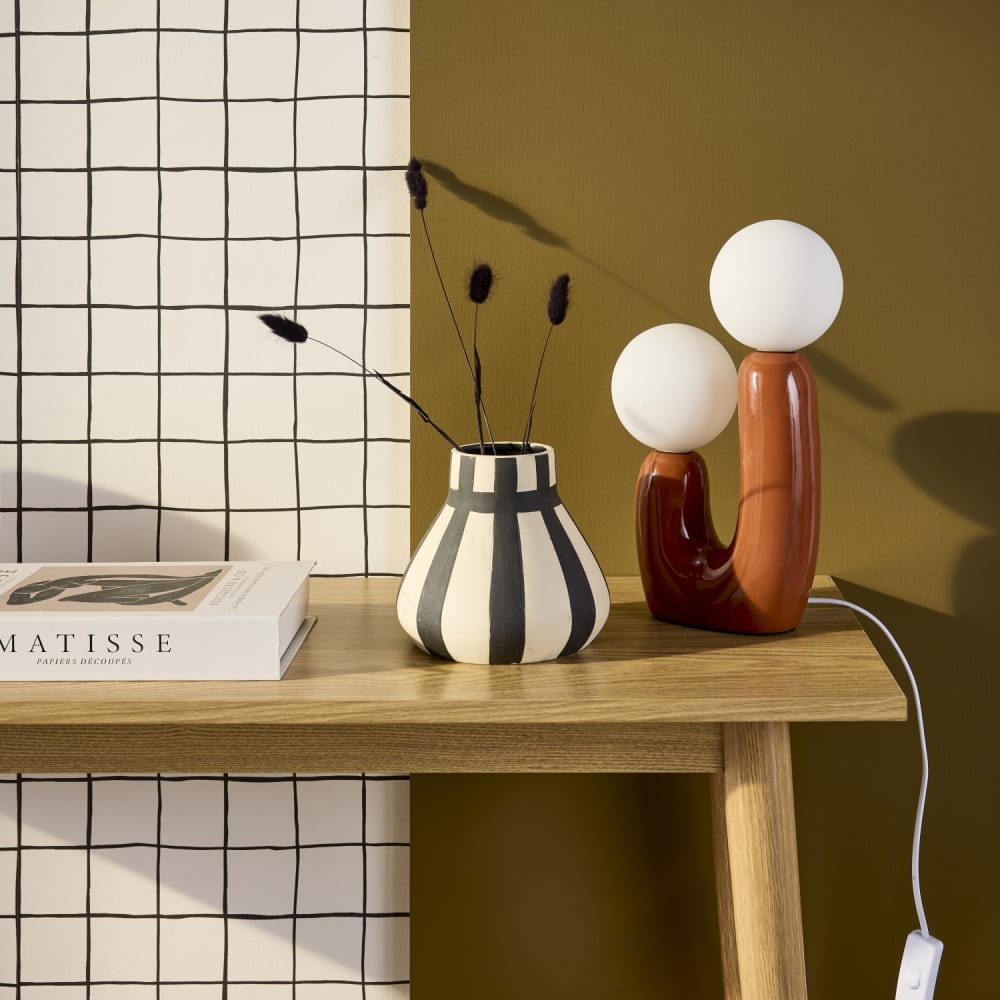 Lampe de table organique céramique terracotta et verre blanc h 31cm — vue 3