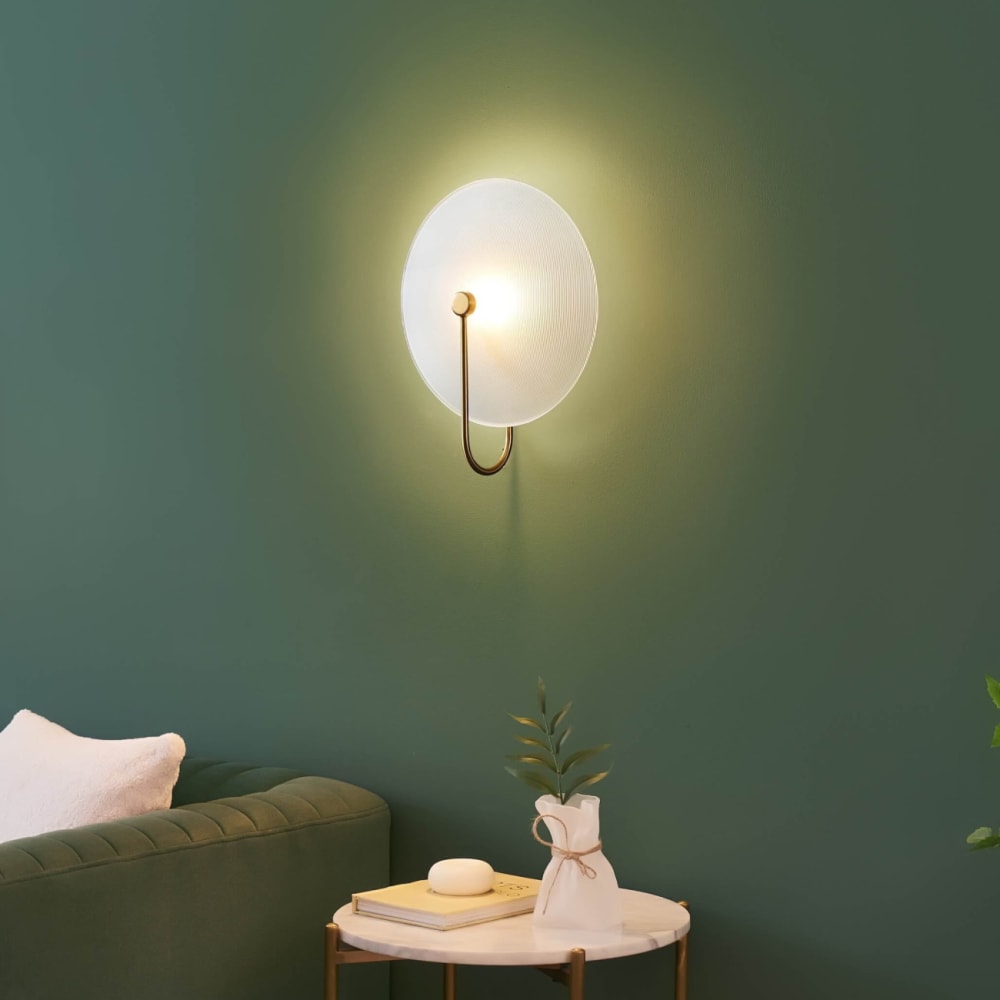 Runde Wandleuchte aus Opalglas mit eleganter goldener Basis -
