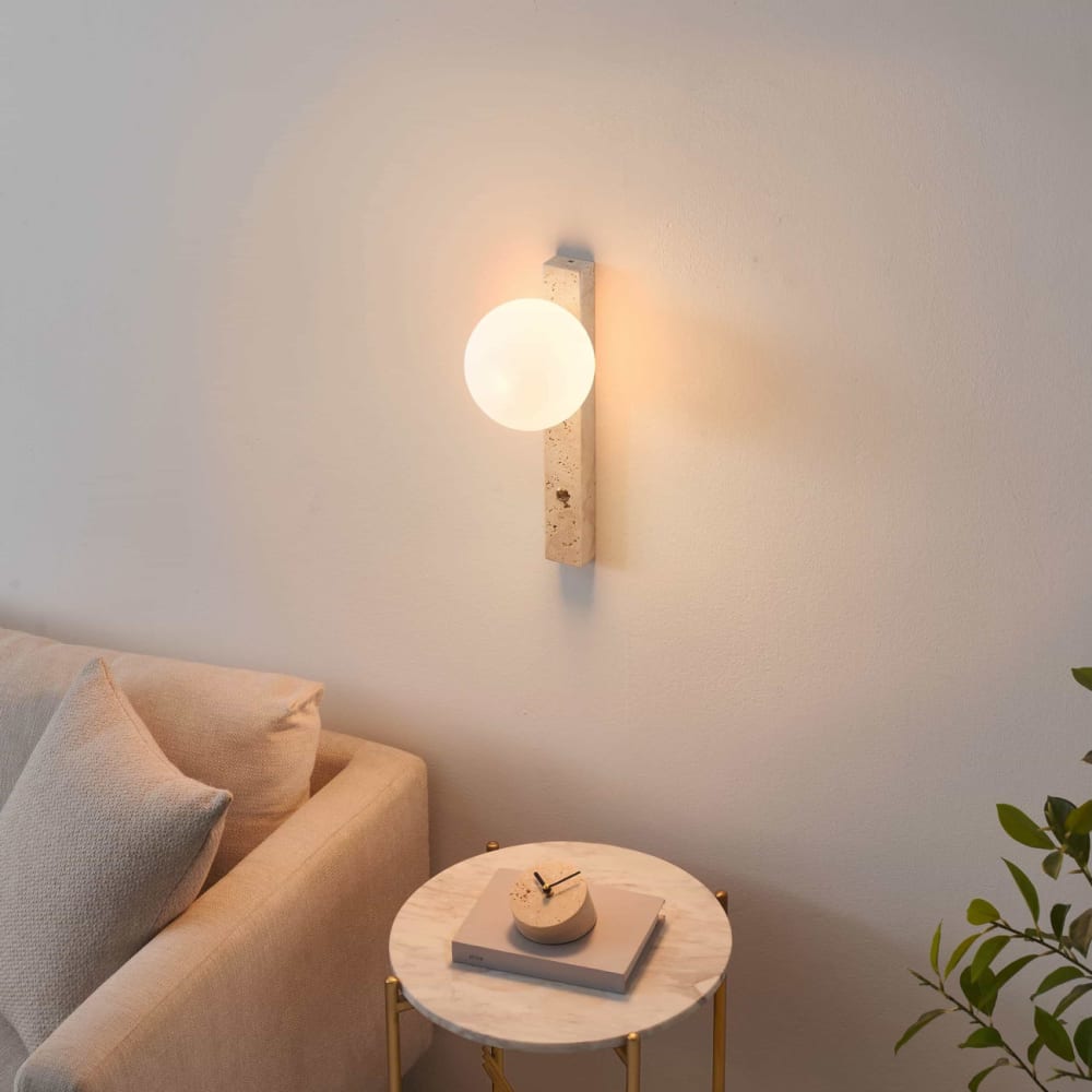 Kosilum Wandleuchte aus Travertin-Marmor mit weißem Glas und Schalter - Lira Beige Glas