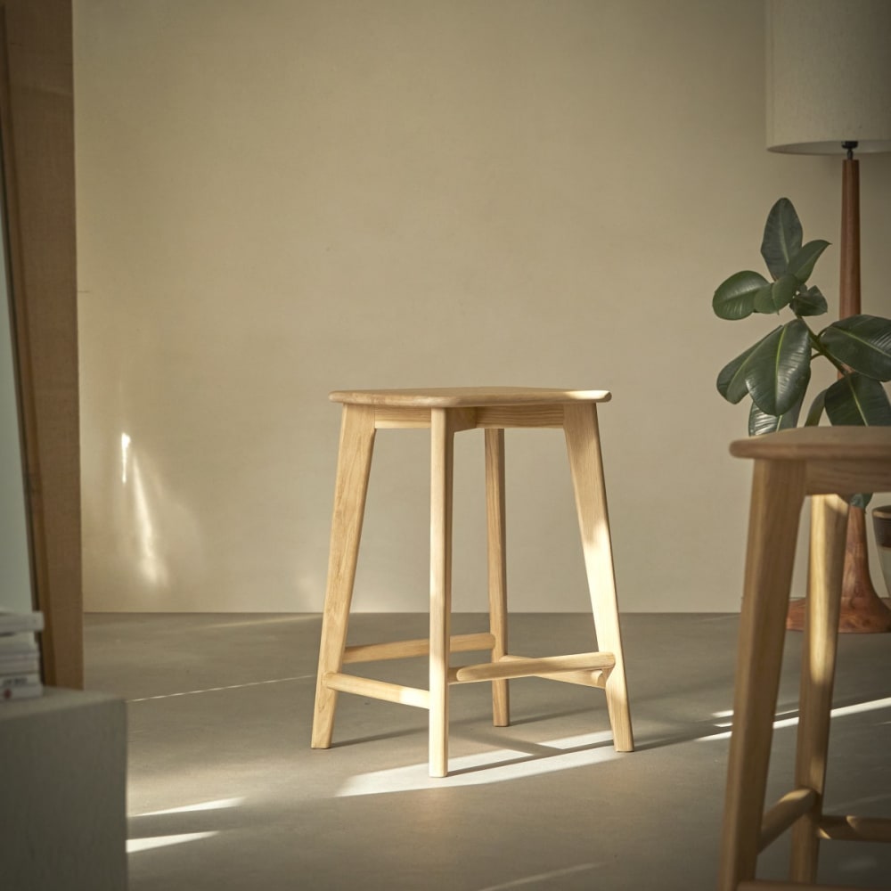 Tikamoon Barhocker aus massiver Eiche style modern Beige Holz
