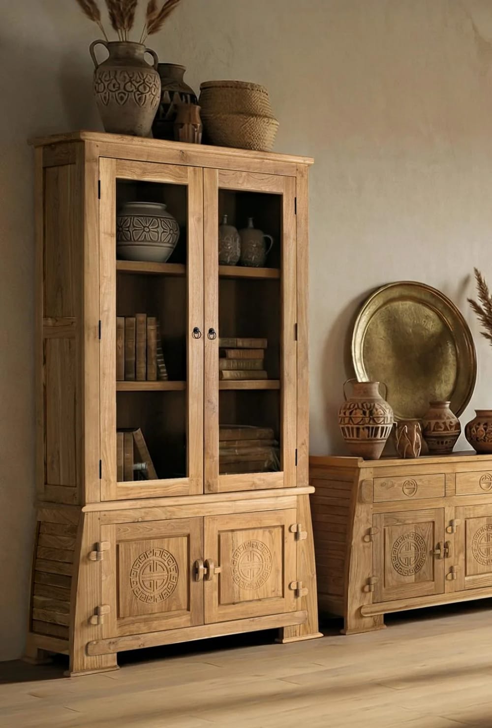 Vitrine en teck massif avec portes vitrées et sculptures artisanales