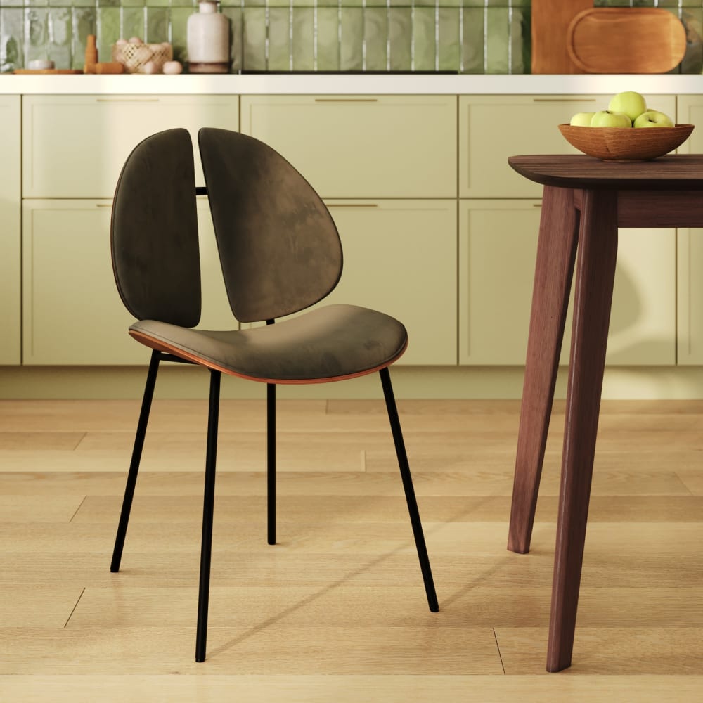 Stuhl aus khakifarbenem Samt und Nussbaumholz - Maisons Du Monde