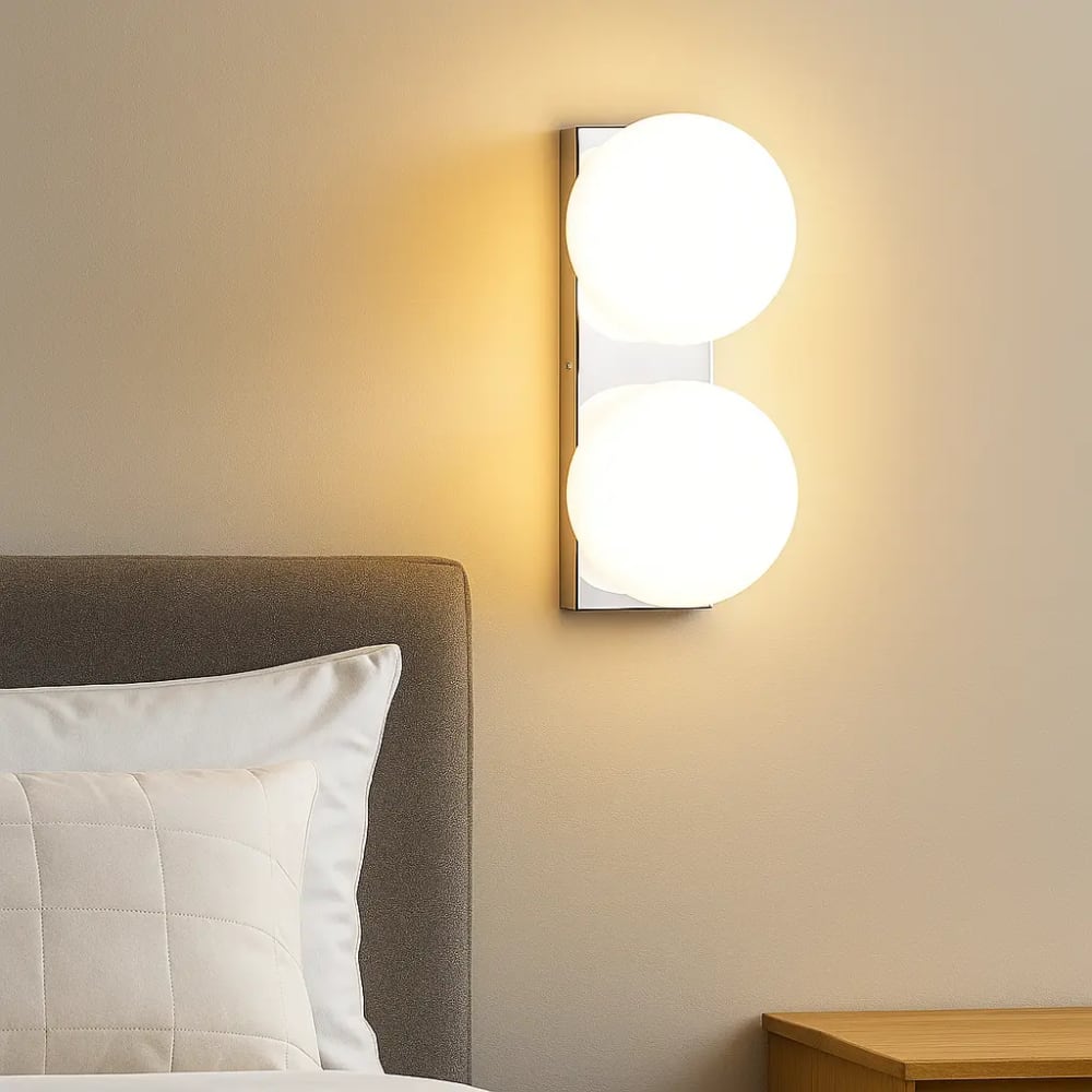 Applique murale chromée avec double boule en verre opalin H31 cm — vue 3