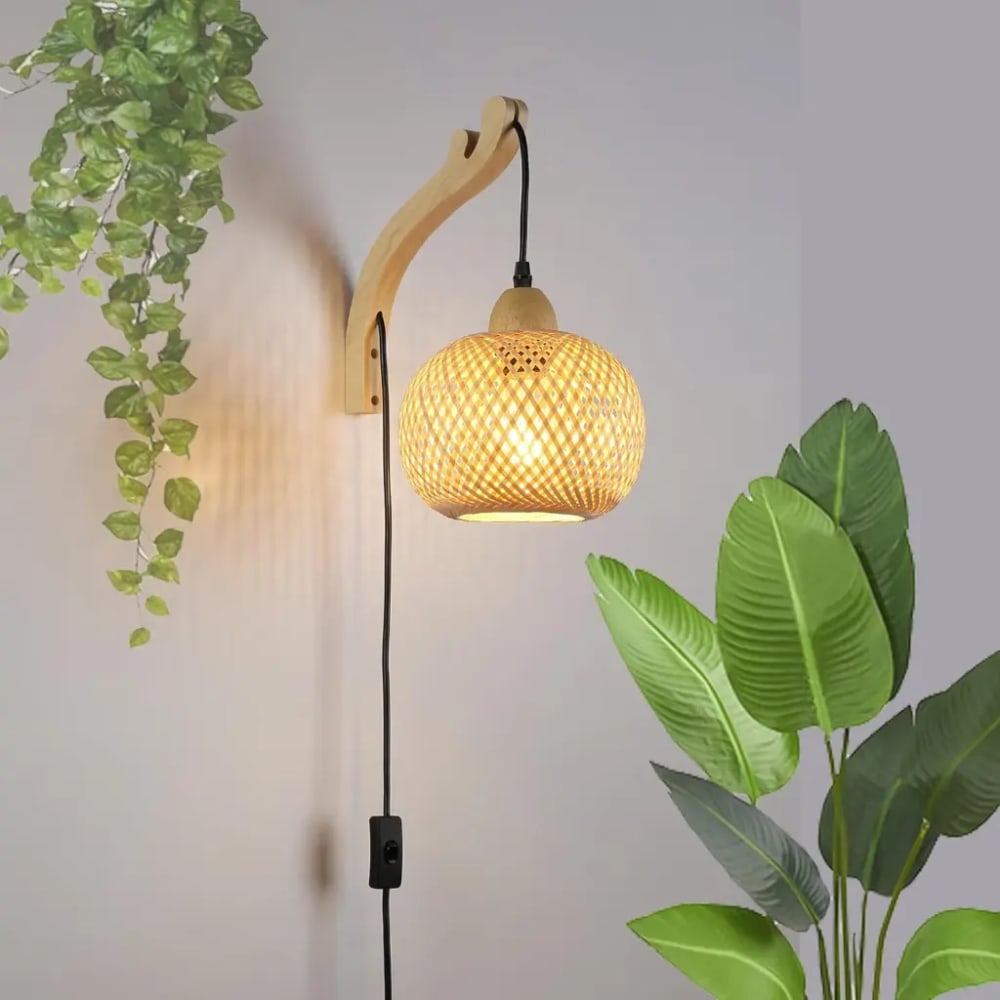 Wandleuchte mit natürlicher Holzoberfläche und Rattanschirm d20