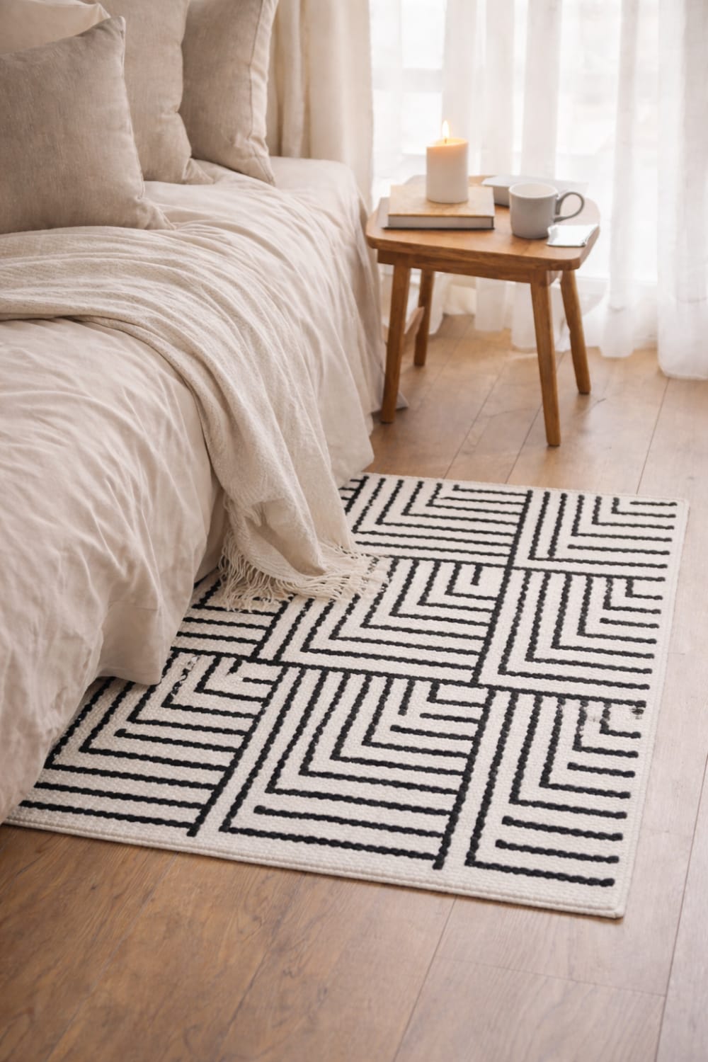 Tapis rectangulaire en coton avec motifs noirs et écrus 90 x 60 cm — vue 3