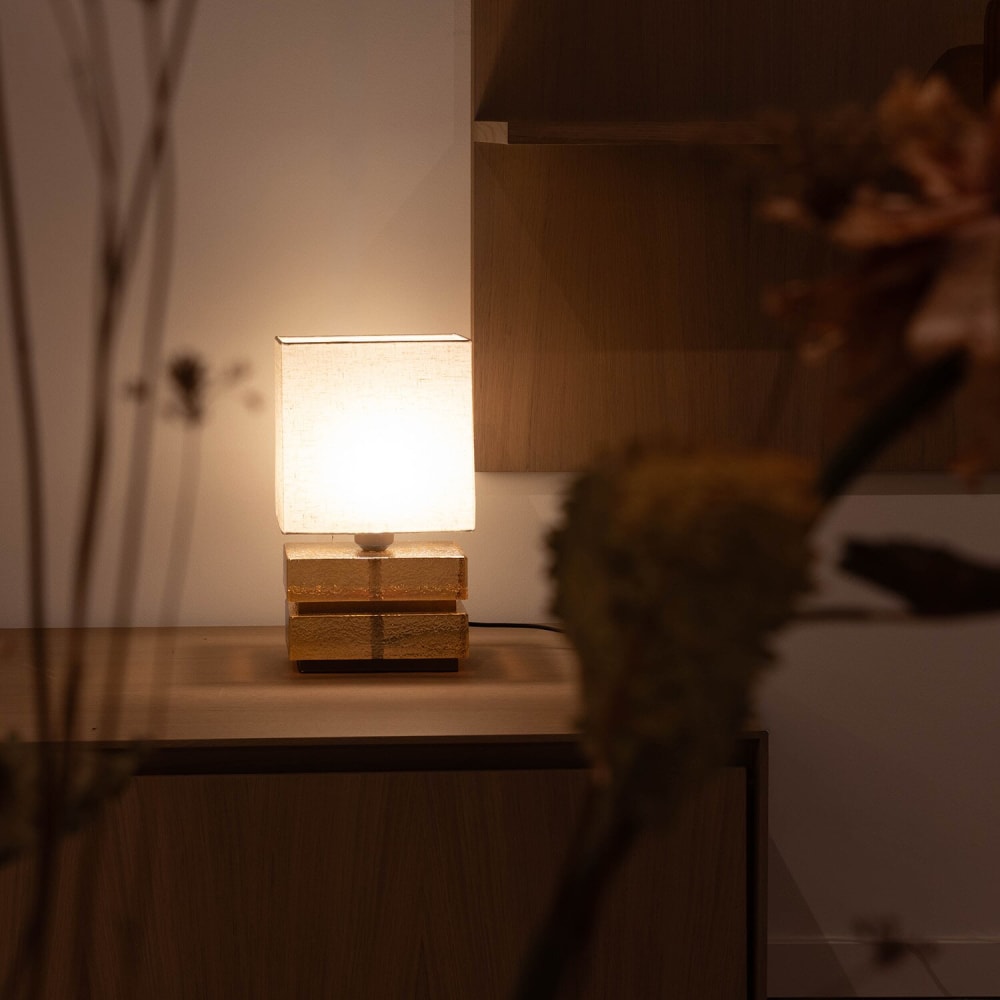Lampe de table en verre brun avec abat jour beige, hauteur 36 cm — vue 4