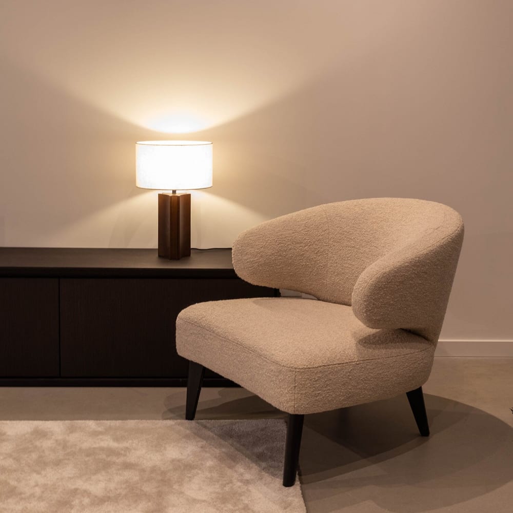 Lampe de table en placage chêne avec abat jour beige, hauteur 45 cm — vue 3