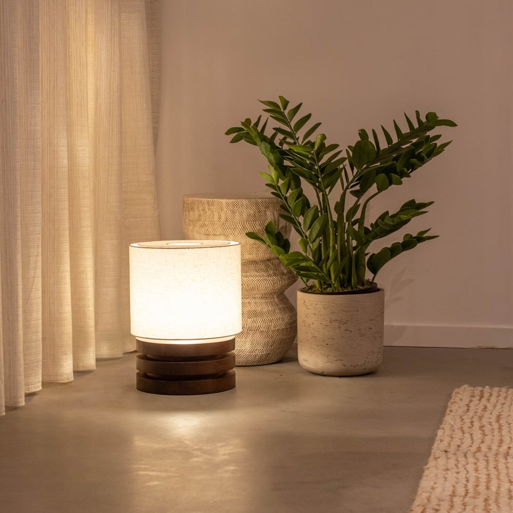 Lampe de table avec pied en placage chêne et abat jour beige — vue 3
