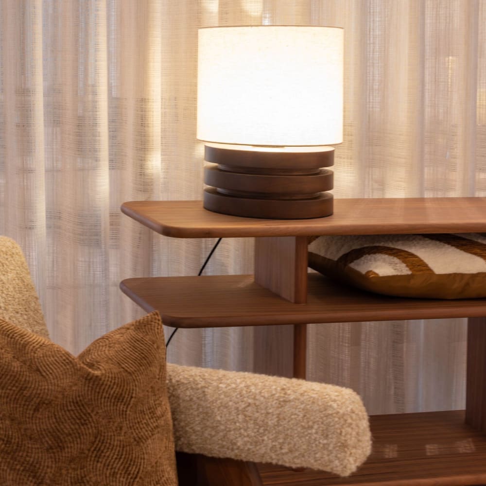 Lampe de table avec pied en placage chêne et abat jour beige — vue 4