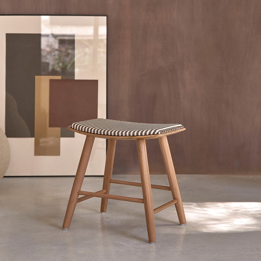 BERAH GETAH Hocker aus massivem Teakholz und gestreifter Sitzfläche, 45 cm style modern Braun