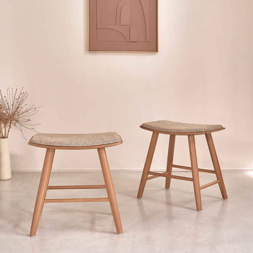 BERAH GETAH Set aus 2 Hockern aus massivem Teakholz und greigefarbenem Samt, 45cm style modern Beige