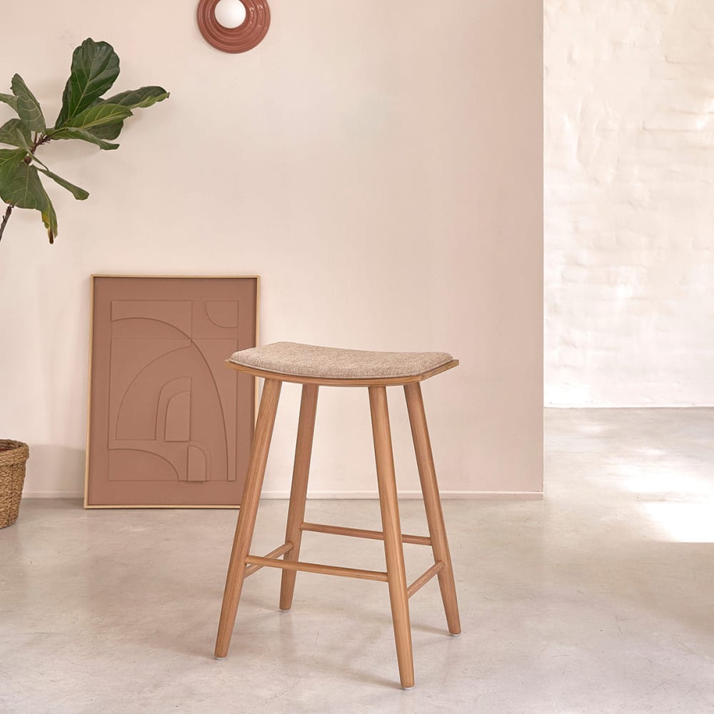 BERAH GETAH Hocker aus massivem Teakholz und Greige-Samt, 65 cm style modern Beige