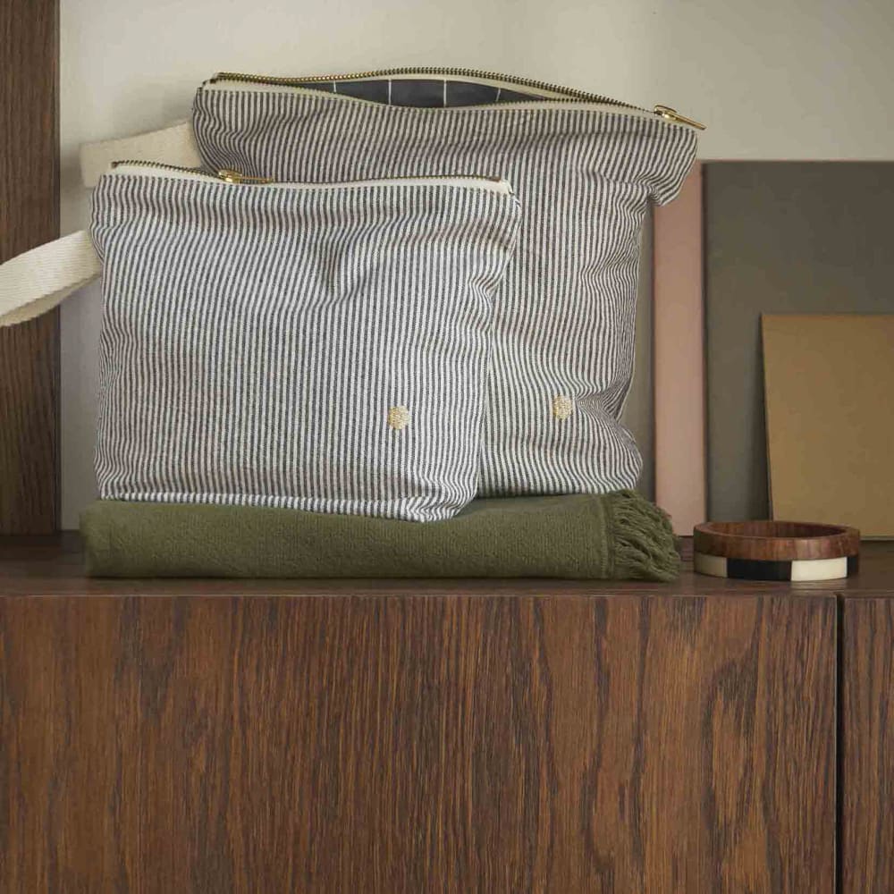 Trousse de toilette  en coton bio finette caviar 23 x 28 x 10 cm - Maisons du Monde