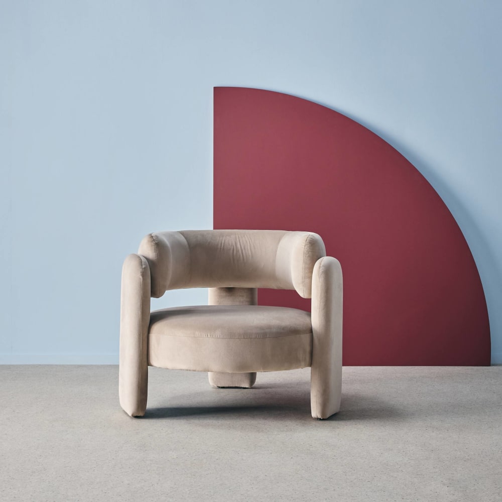 Dreibeiniger Sessel mit beigem Samtbezug - Maisons Du Monde