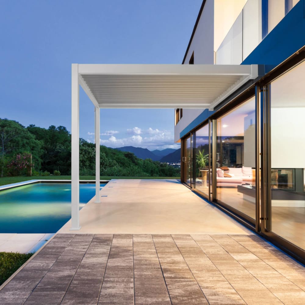 Pergola bioclimatique aluminium blanc adossée 4x3m triomphe