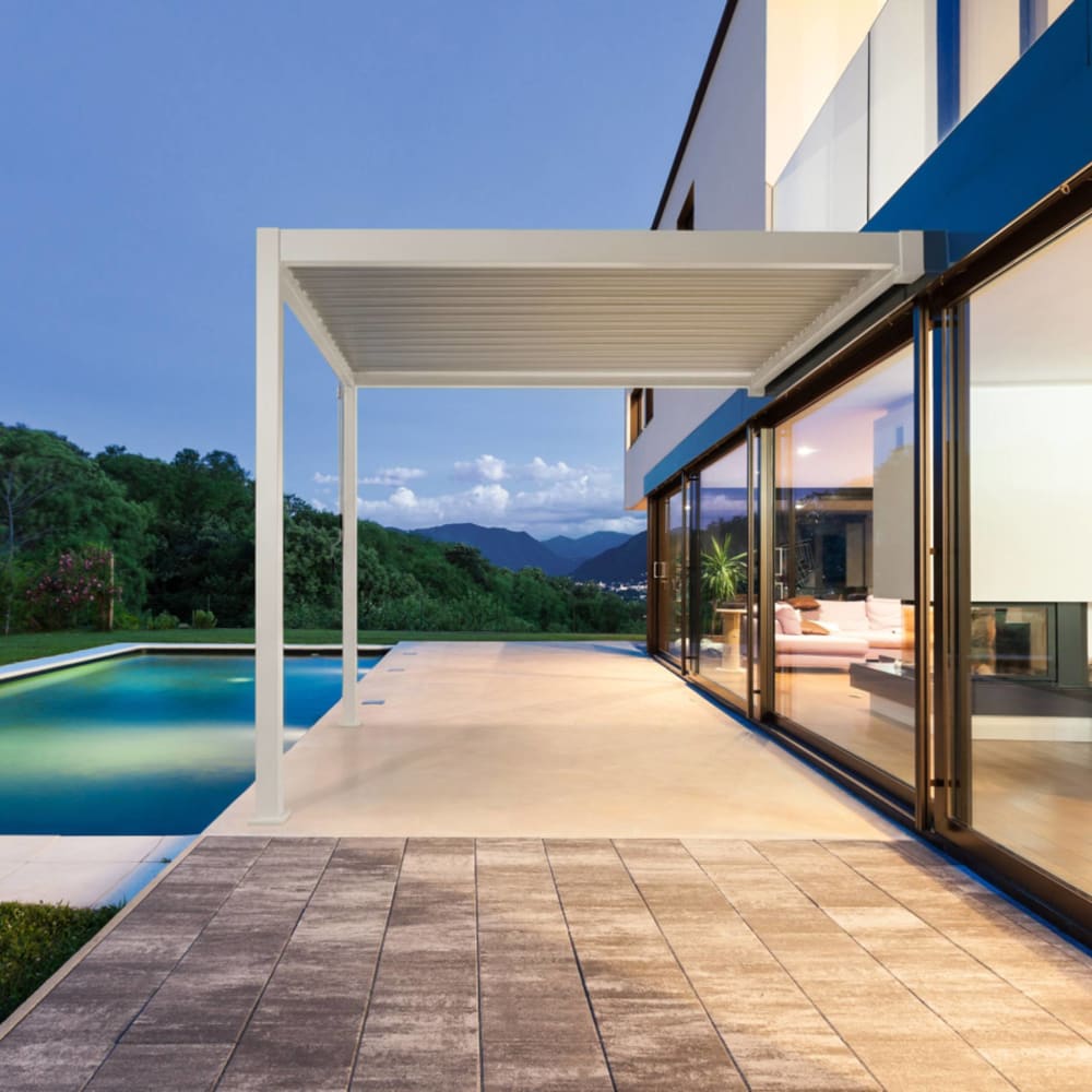 Pergola bioclimatique aluminium beige adossée 4x3m triomphe