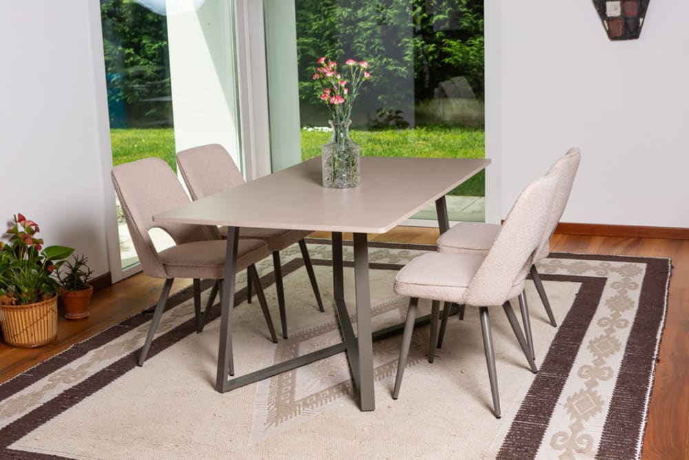 Rechteckiger Tisch 160x90 cm mit Metallbeinen und Holzoptik -
