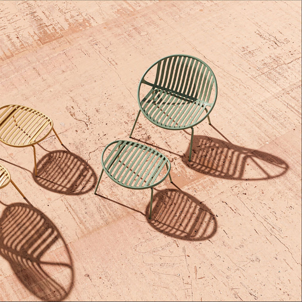 Fauteuil avec repose-pieds, assise en polypropylène, pieds vert