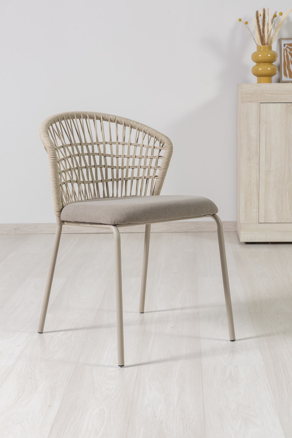 Lot de 2 chaises avec dossier en corde, coussin et pieds métal