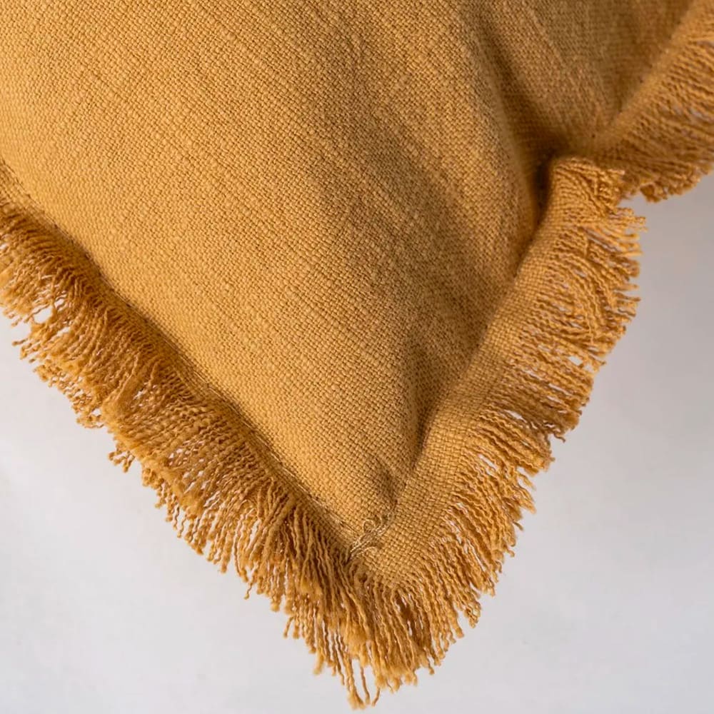 Coussin lin et coton jaune moutarde à franges 30x50cm — vue 3