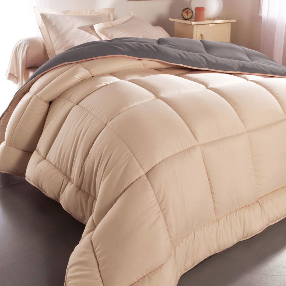 Couette tempérée en polyester beige crème 200x200cm Couette tempérée en polyester beige crème 200x200cm