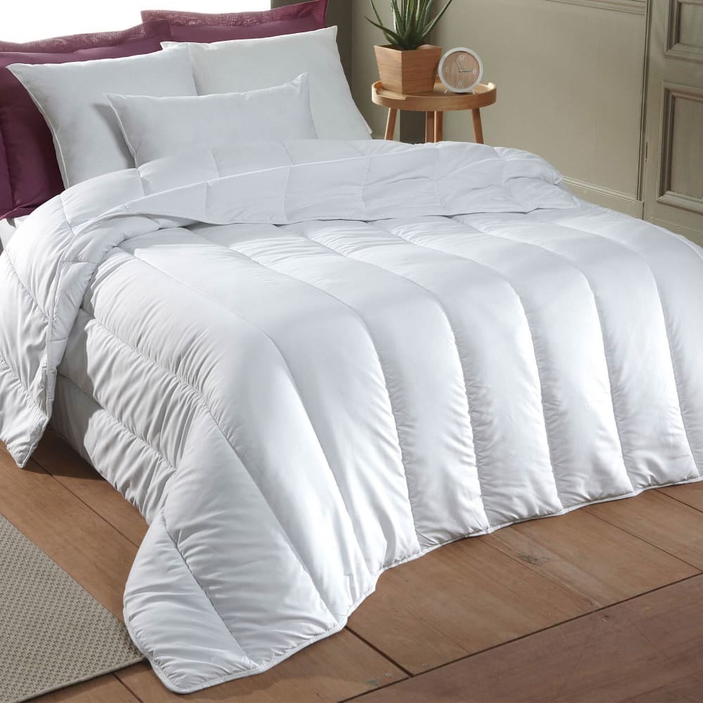 Couette légère en polyester blanc 240x220cm Couette légère en polyester blanc 240x220cm