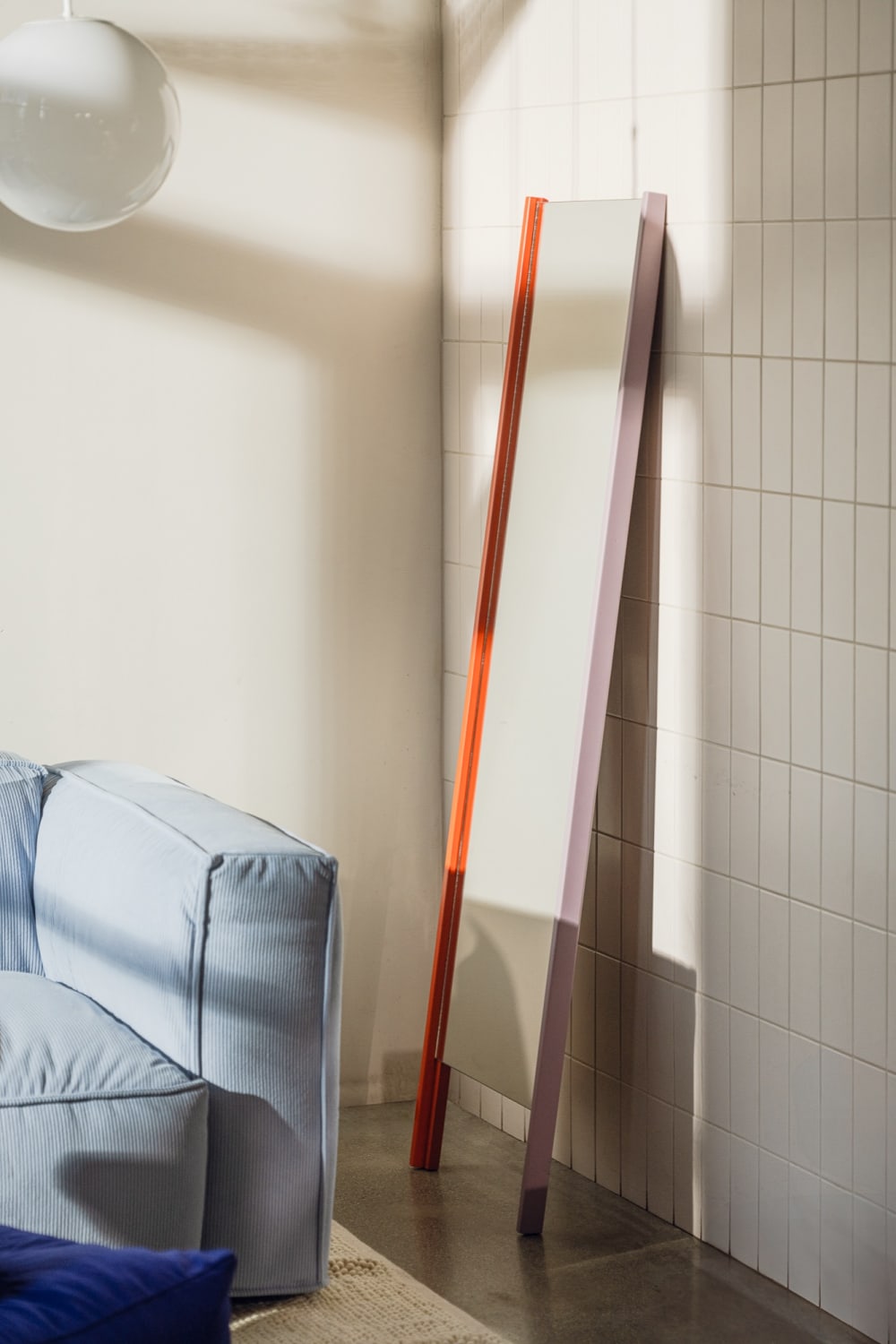 Miroir incliné à cadre en bois, orange et violet