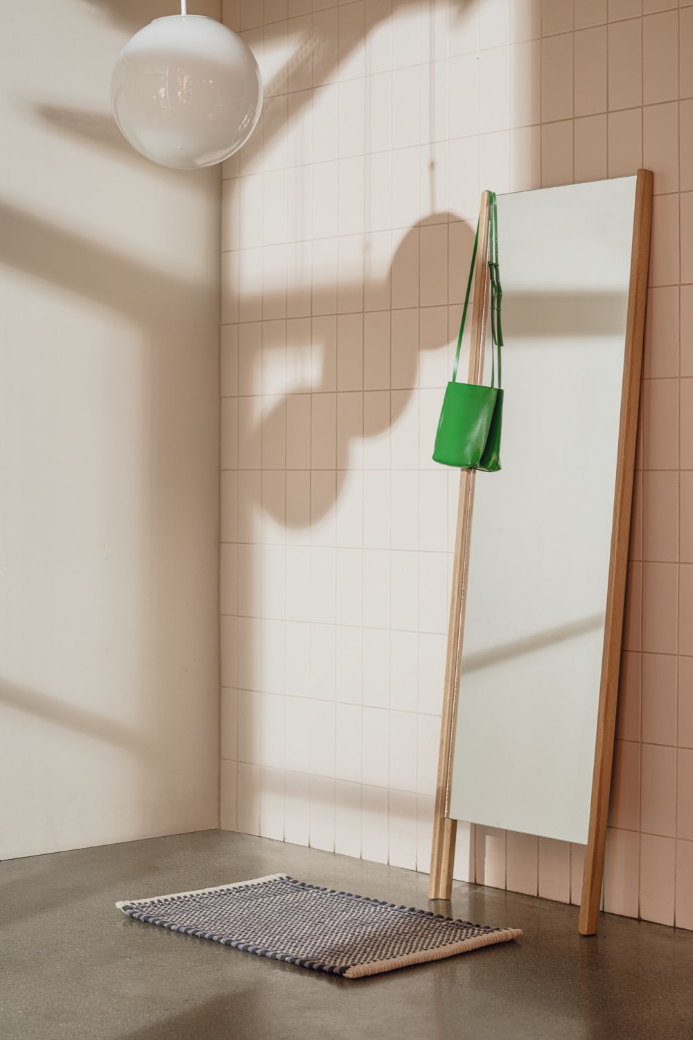 Miroir incliné à cadre en bois, marron