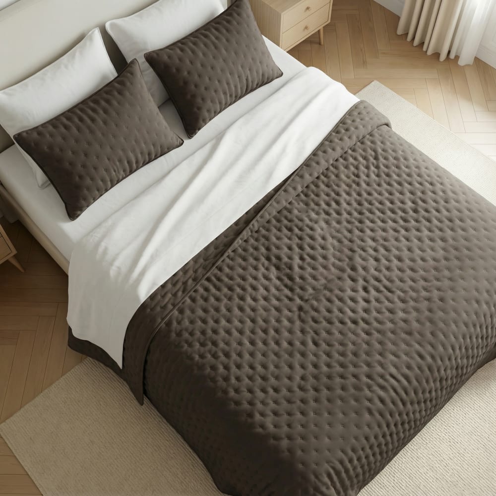 Couvre-lit uni matelassé extra doux marron foncé 180x280 cm