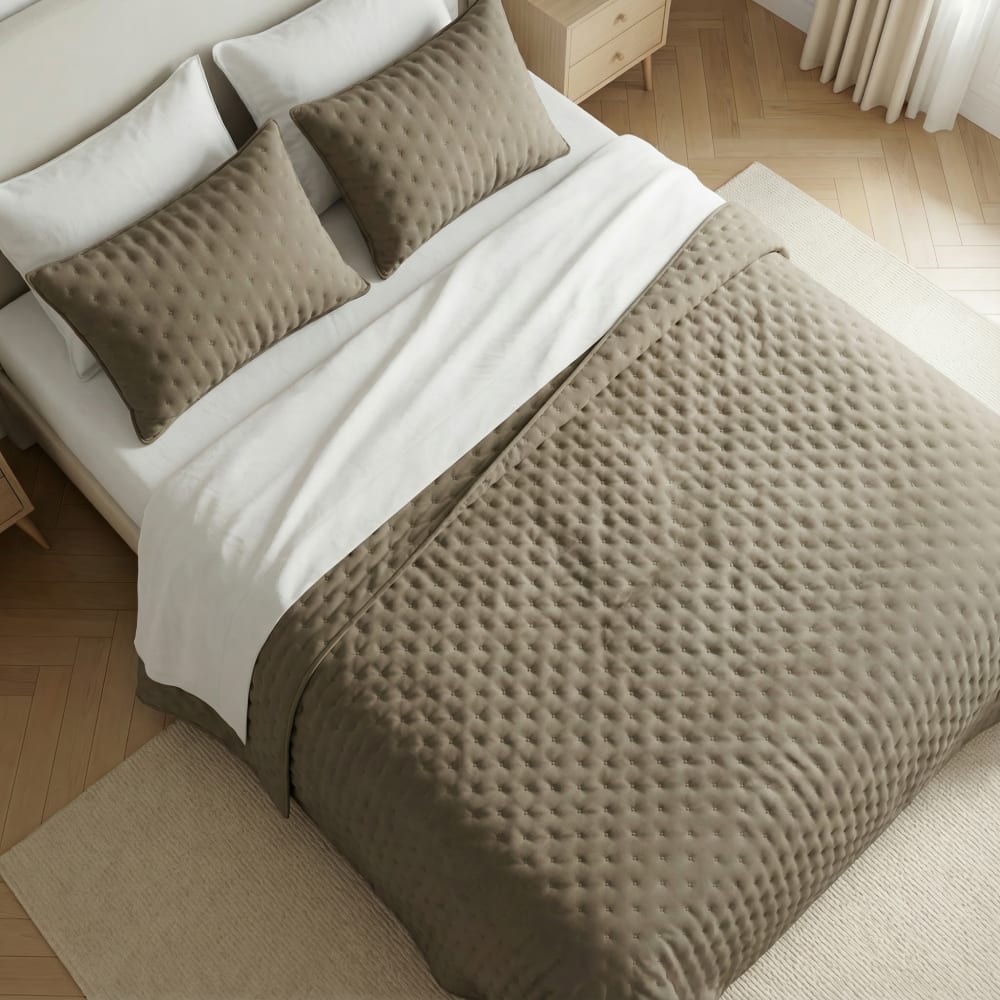 Couvre-lit uni matelassé extra doux marron 180x270 cm