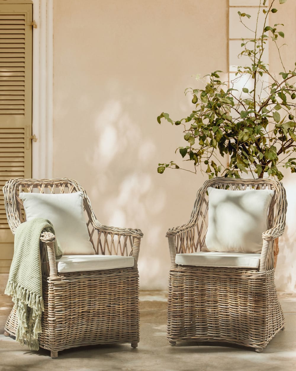 Ensemble de 2 fauteuils de jardin en rotin beige H90